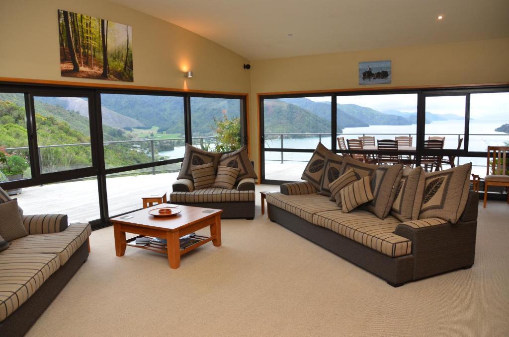 โอคิวา เบย์ ลอดจ์ Bed & Breakfast พิคตัน ภายนอก รูปภาพ