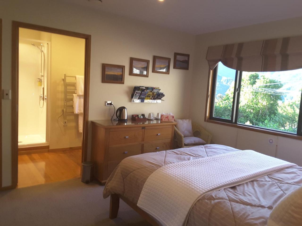 โอคิวา เบย์ ลอดจ์ Bed & Breakfast พิคตัน ภายนอก รูปภาพ