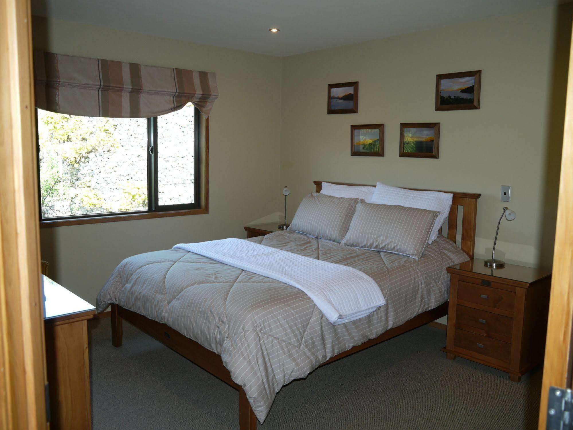 โอคิวา เบย์ ลอดจ์ Bed & Breakfast พิคตัน ภายนอก รูปภาพ