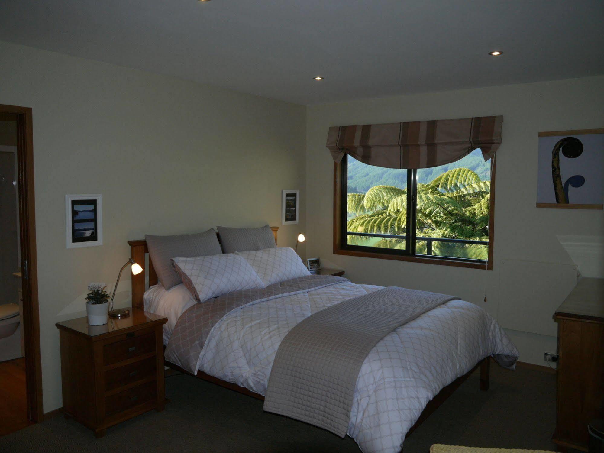 โอคิวา เบย์ ลอดจ์ Bed & Breakfast พิคตัน ภายนอก รูปภาพ