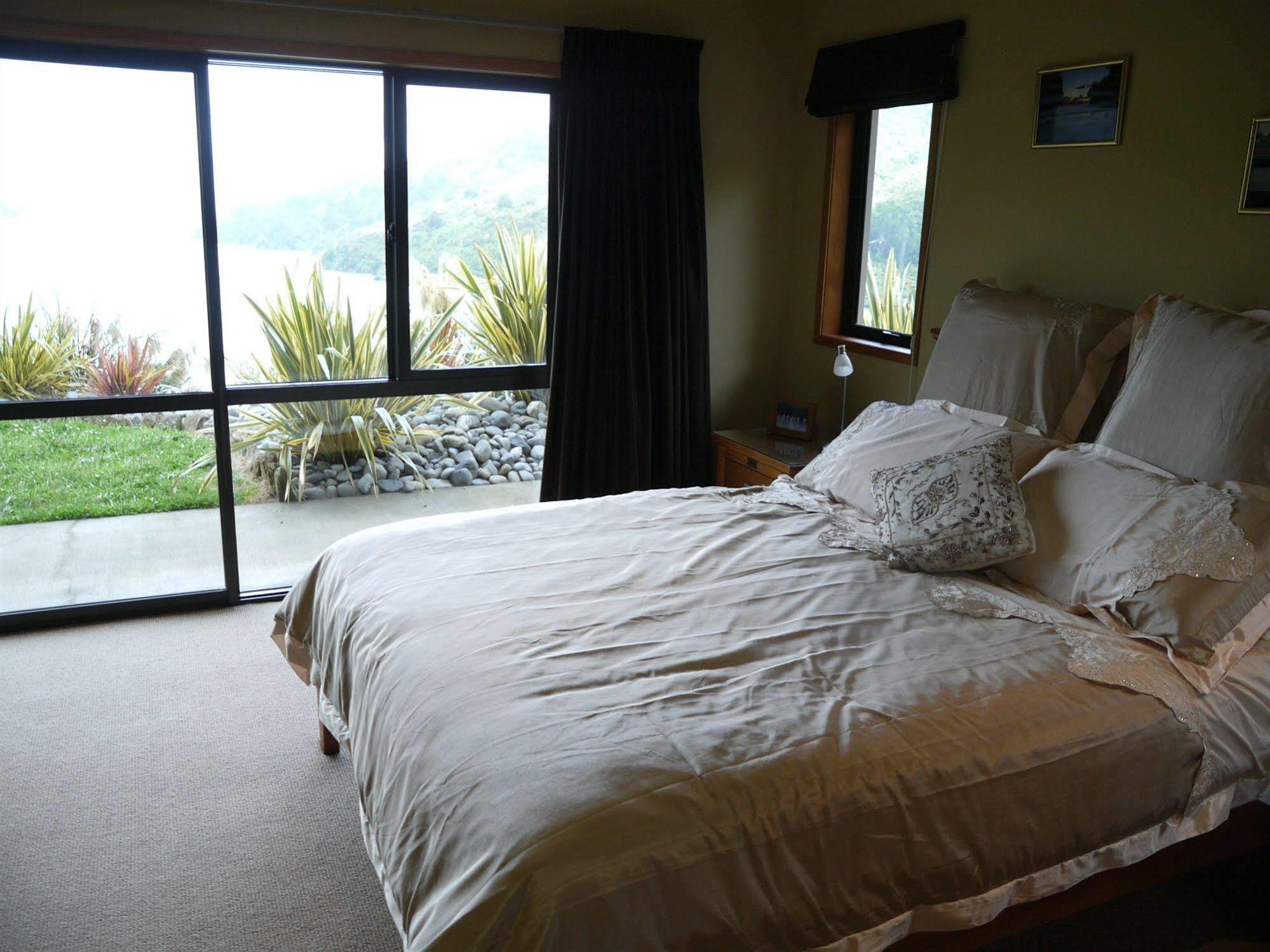โอคิวา เบย์ ลอดจ์ Bed & Breakfast พิคตัน ภายนอก รูปภาพ